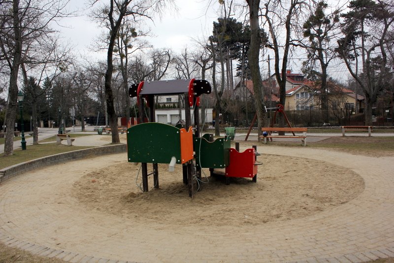 Játszótér a Jókai- kerthez közel