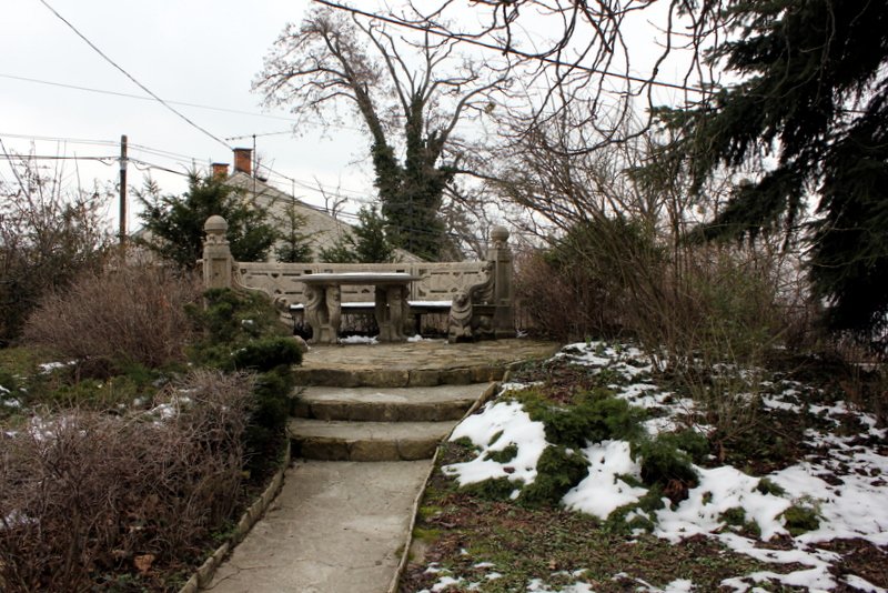 Jókai- kert oroszlános pad