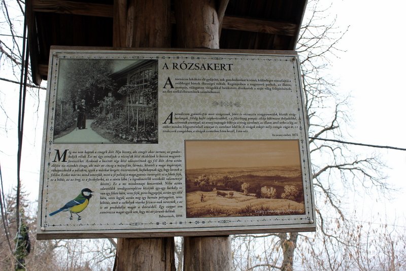 A rózsakert dísztáblája