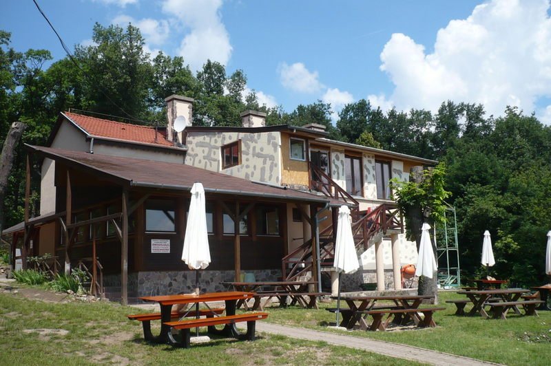A Frank- hegyi Turistaház és Fogadó udvara