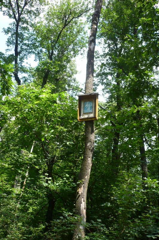 A Mária- kép az út jobb oldalán